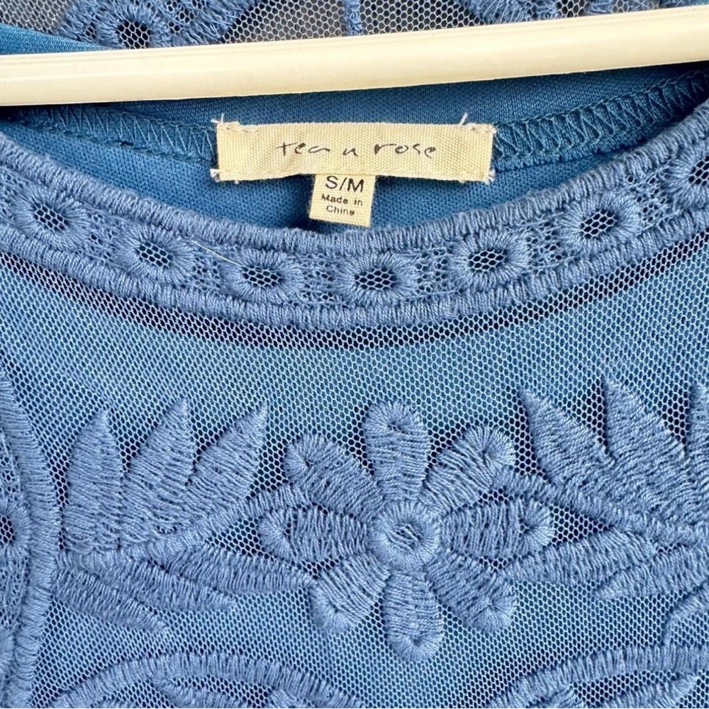 embroidered overlay Dress like new! Left sleeve is lined raised to show detail - Picture 4 of 4